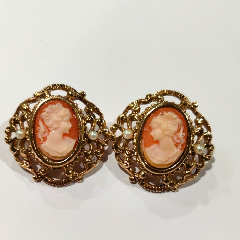 Vintage Victorian Resin Cameo Clip-on Earrings Mj Ent Signed
